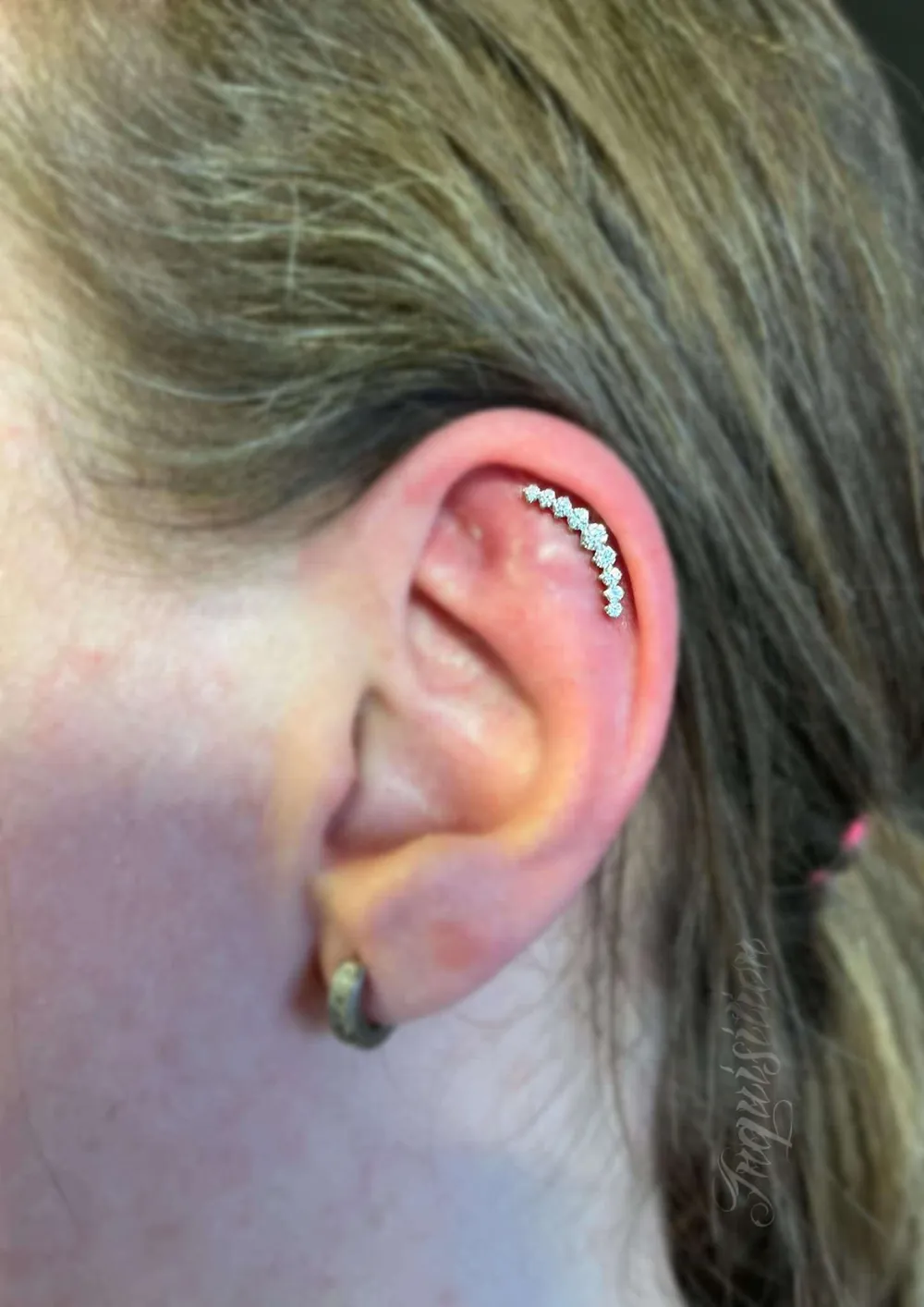 Flat piercing met een gebogen rij heldere kristallen